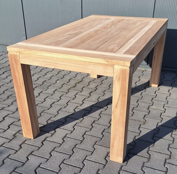 Teak Tuinset Bandung Tuintafel en 4 Teak Stapelstoelen Sabah